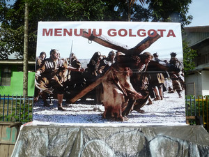 Installation zum Kreuzweg im öffentlichen Raum in Papua