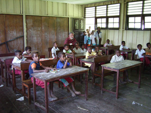 Schulunterricht im Kirchenkreis Mamberamo-Apauwer während eines Besuchs durch Natan Pahabol und Klaus Solmecke