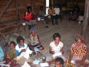 Tutorinnen und Tutoren bei einer Schulung in Angguruk zum Gebrauch der neuen Bücher
